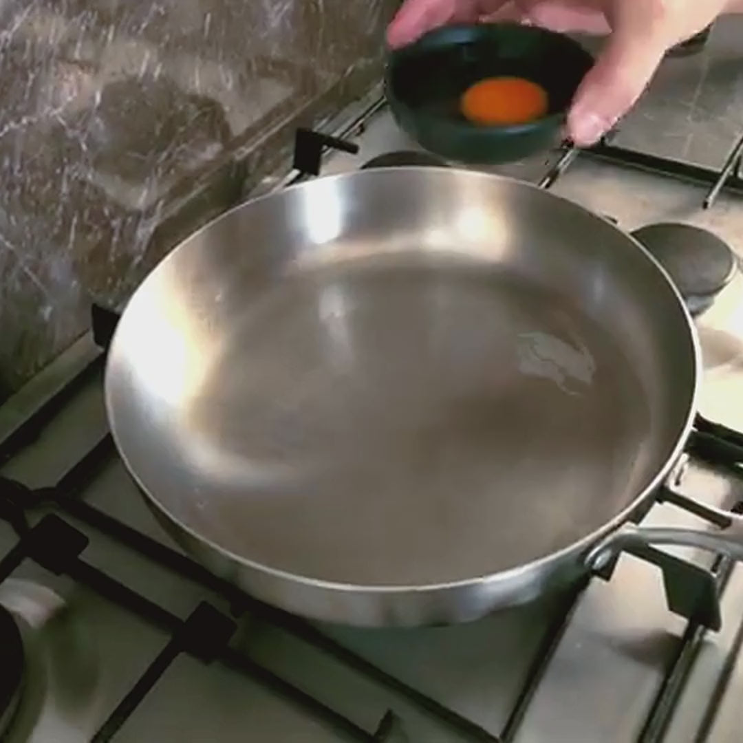Œuf au plat qui glisse sans accrocher dans une poêle en inox 304 Cuisipure